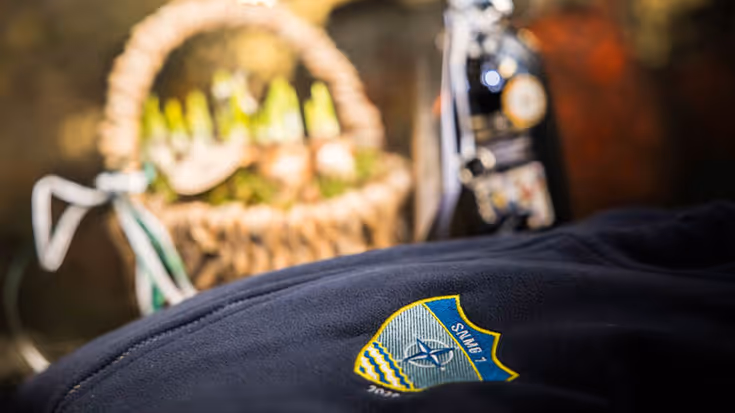 Het embleem van SNMG1 op het uniform van een marinier.