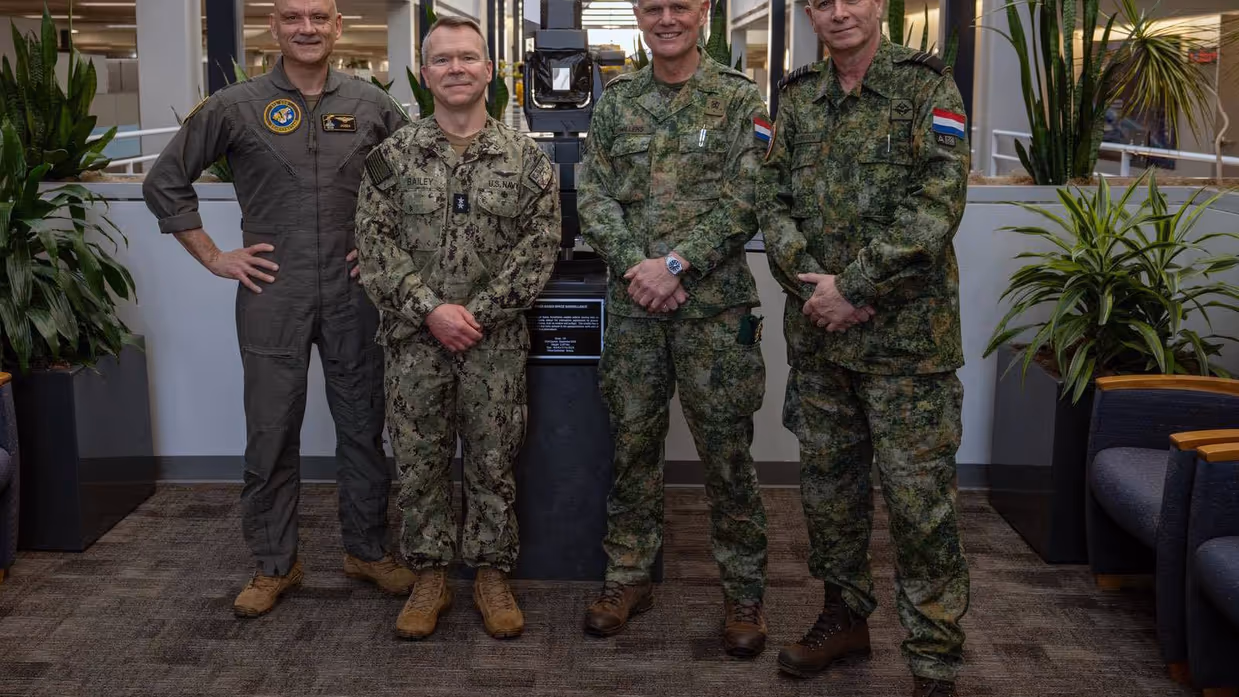 Vier generaals, staande op een foto. 