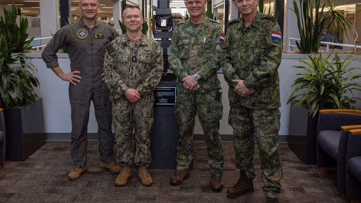 Vier generaals, staande op een foto. 