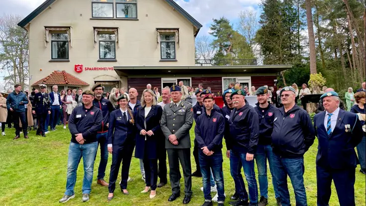 Minister Ollongren temidden van militairen en veteranen bij opvanglocatie Sparrenheuvel.