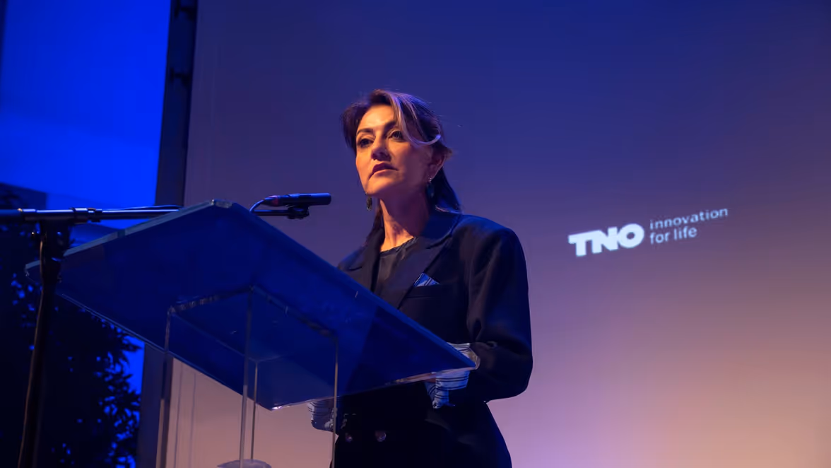 Minister Yeşilgöz staat achter het spreekgestoelte tijdens haar speech. 