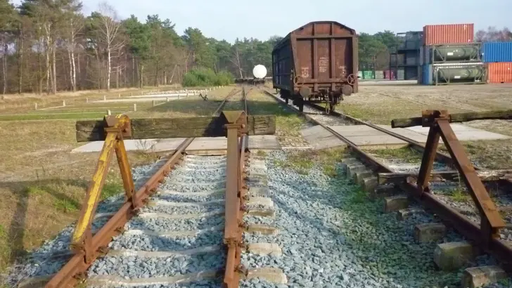 2 treinsporen met buffer stops en een wagon.