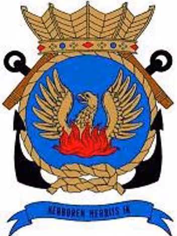 Het embleem bestaande uit een kroon met daaronder een azuurblauwe feniks, deels bedekt door rode vlammen. Aan weerszijden is het bovenste deel van een anker te zien. Eronder staat de tekst ‘Herboren herrijs ik’.