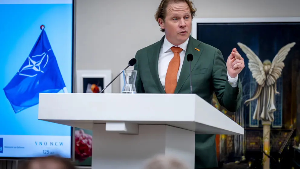 Staatssecretaris Gijs Tuinman staat achter een katheder.
