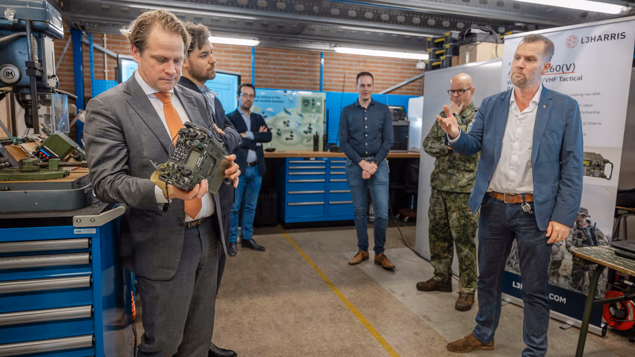 Staatssecretaris Tuinman kreeg vandaag uitleg over onderdelen van Foxtrot. In een werkplaats bekijkt hij onderdelen.