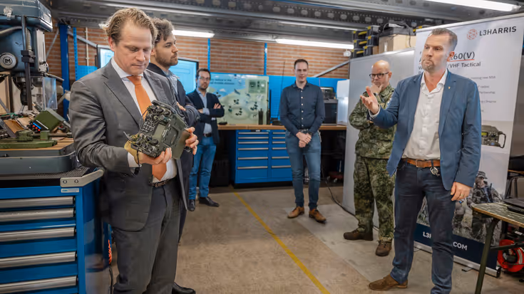 Staatssecretaris Tuinman kreeg vandaag uitleg over onderdelen van Foxtrot. In een werkplaats bekijkt hij onderdelen.