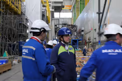 De staatssecretaris met 2 mannen van NAVAL Group. 