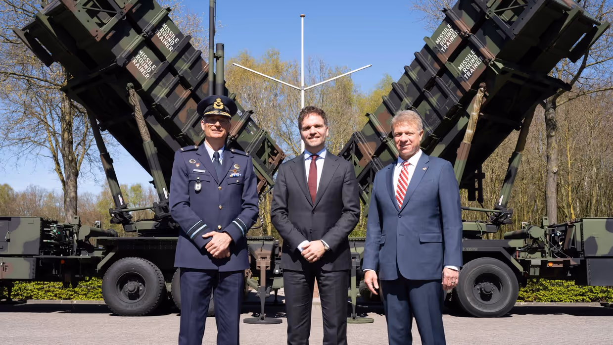National Armament Director generaal-majoor Boekholt (links), staatssecretaris Derk Boswijk (midden) en een vertegenwoordiger van Raytheon voor twee Patriot-lanceersystemen.