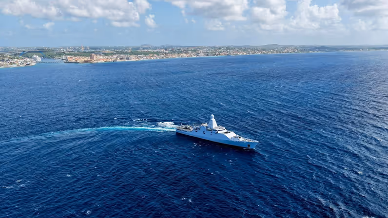 Stationsschip Caribisch gebied. Bijschrift: CDS generaal Onno Eichelsheim: ‘Samen met de schepen van onze Zeemacht in het Caribisch gebied kunnen we onze eilanden veilig houden.