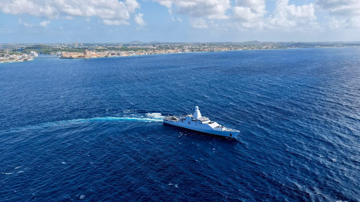 Stationsschip Caribisch gebied. Bijschrift: CDS generaal Onno Eichelsheim: ‘Samen met de schepen van onze Zeemacht in het Caribisch gebied kunnen we onze eilanden veilig houden.
