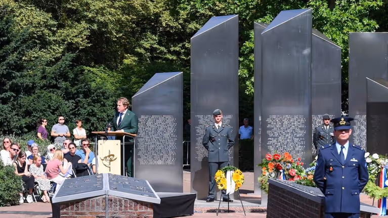 staatssecretaris Tuinman spreekt tijdens Indieherdenking