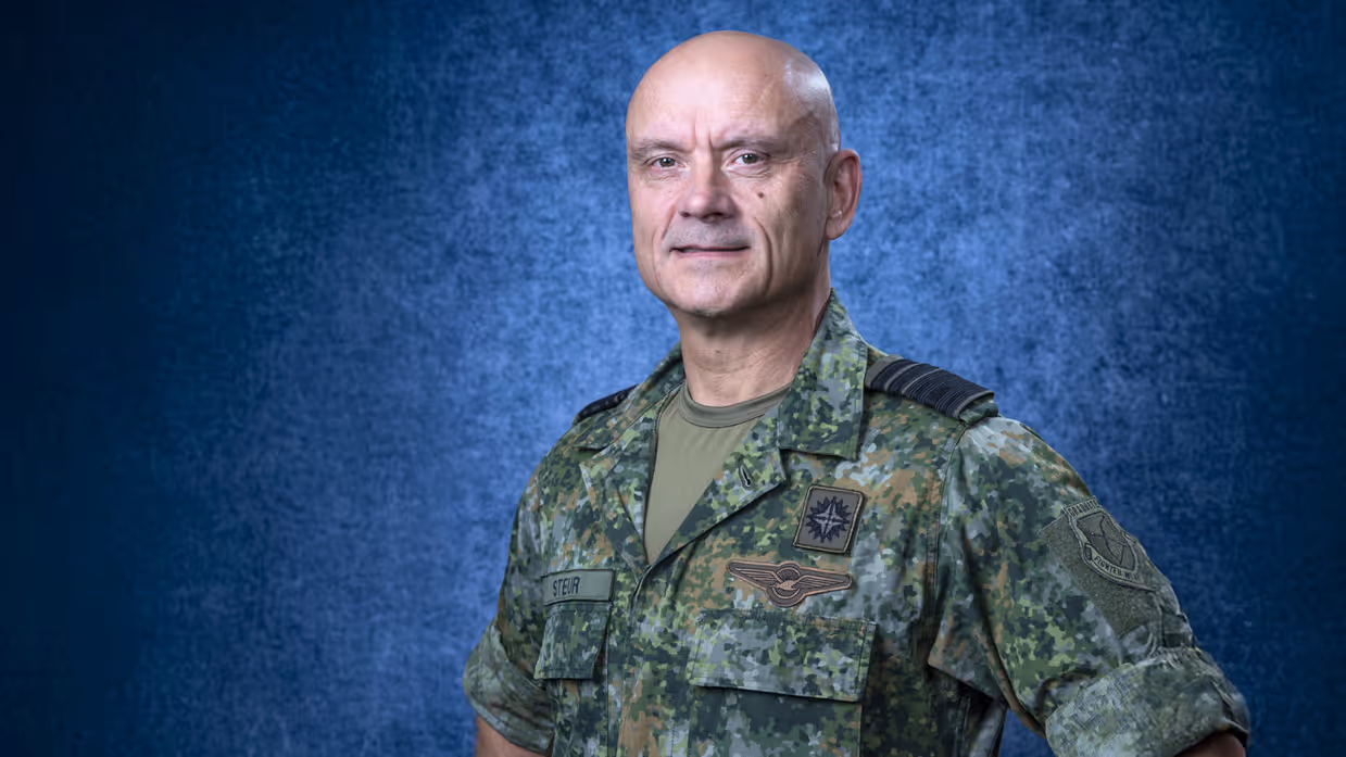 Portretfoto van Commandant Lucht- en Ruimtestrijdkrachten luitenant-generaal André Steur in gevechtstenue..