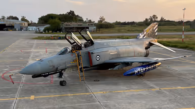 Een F-4 op de landingsbaan tegen de zonsondergang.