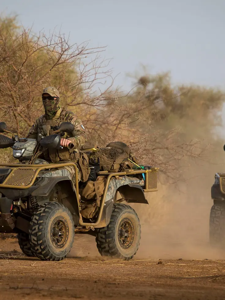 Een militair op een quad.