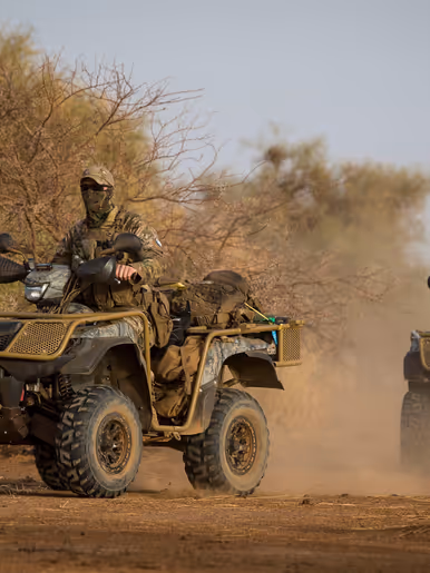 Een militair op een quad.