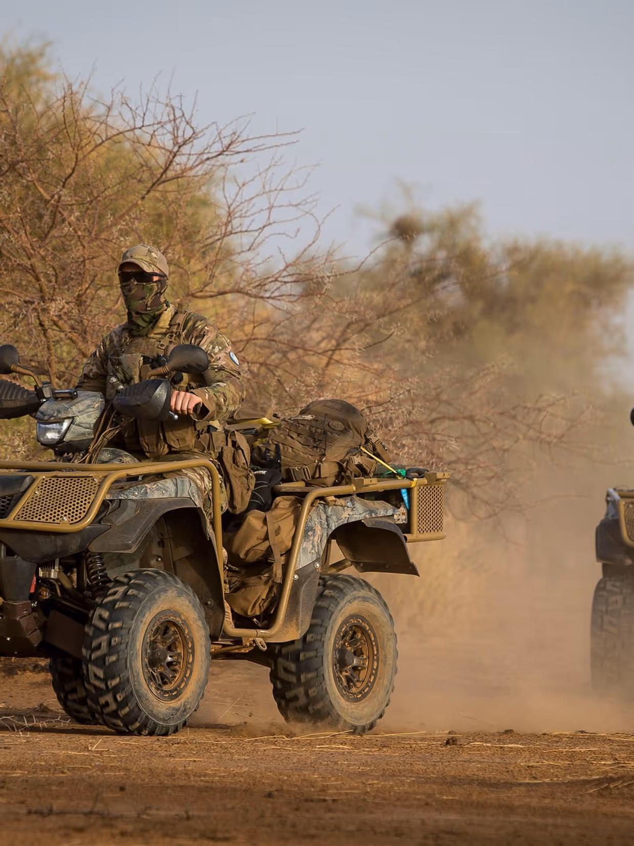 Een militair op een quad.