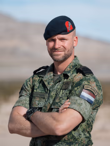 Portretfoto van majoor der mariniers Sven. 