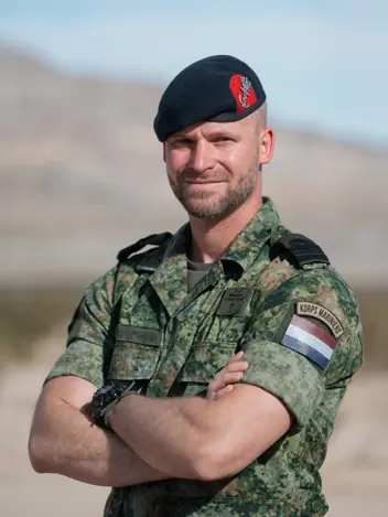 Portretfoto van majoor der mariniers Sven. 