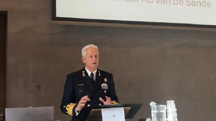 Inspecteur-Generaal der Krijgsmacht viceadmiraal Ad van de Sande achter katheder.