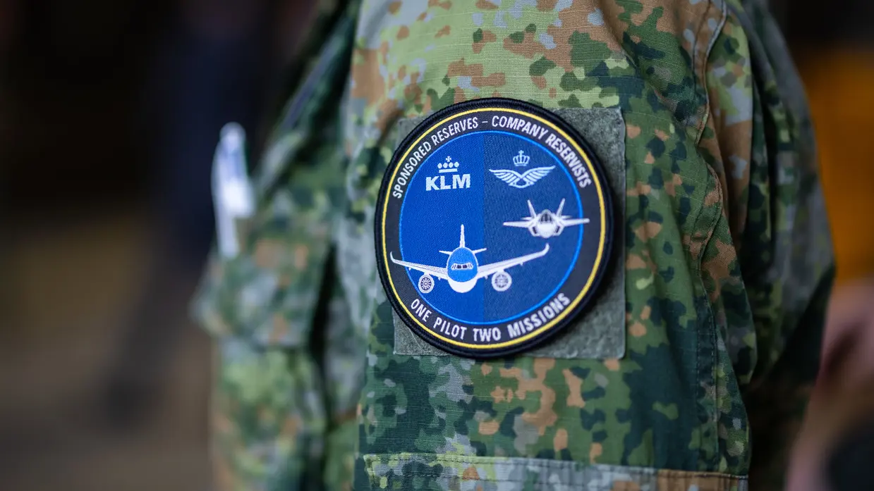 Militair met Sponsored Reserves-embleem op de schouder