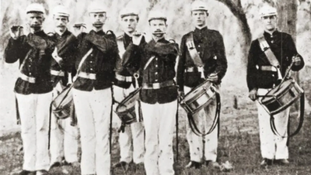 Tamboers en Pijpers van het Korps Mariniers in Nederlands-Indië (1895).