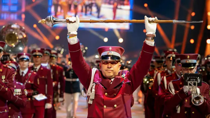 Majoret met baton tijdens Nationale Taptoe