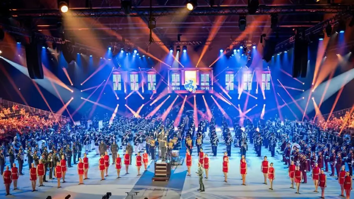 Het podium van de Taptoe vol met muzikanten en dansers.