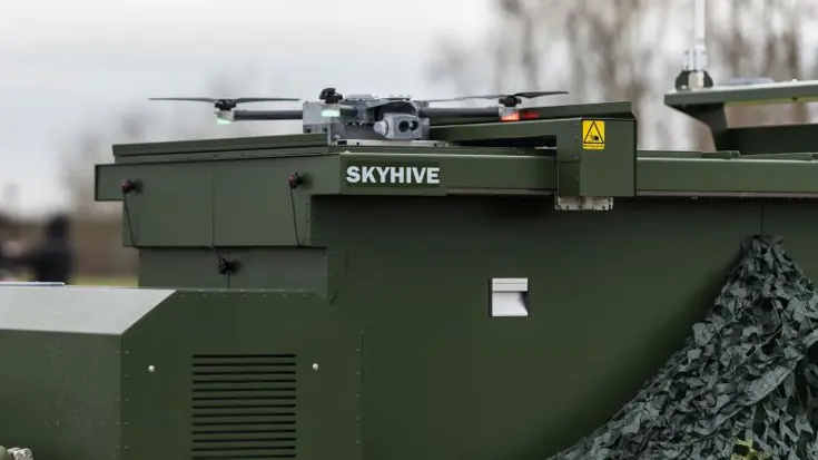 Een drone staat op een platform.