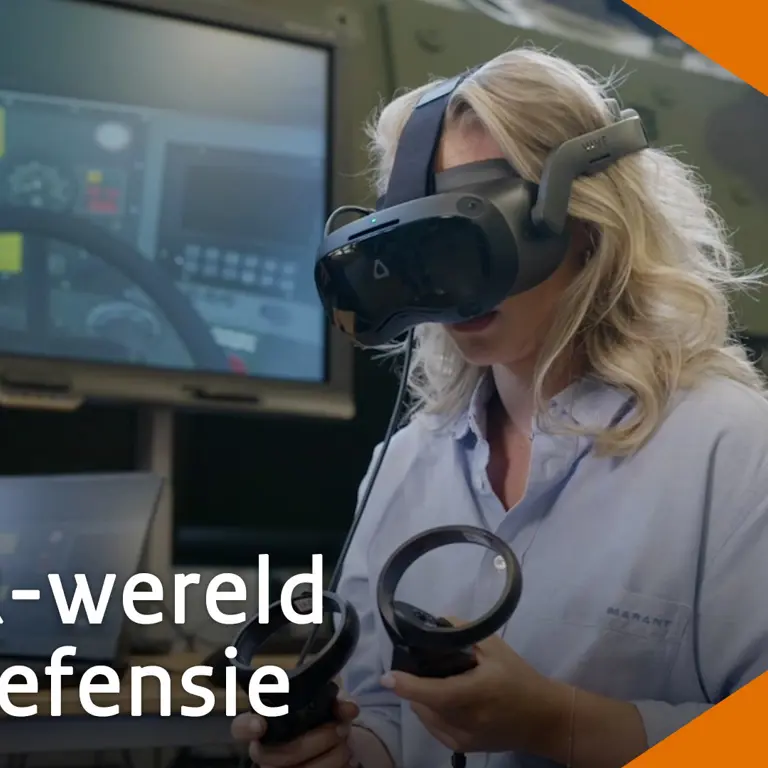 Vrouw met VR-bril. Defensiejournaal 10 september 2026 over de VR-wereld van Defensie.