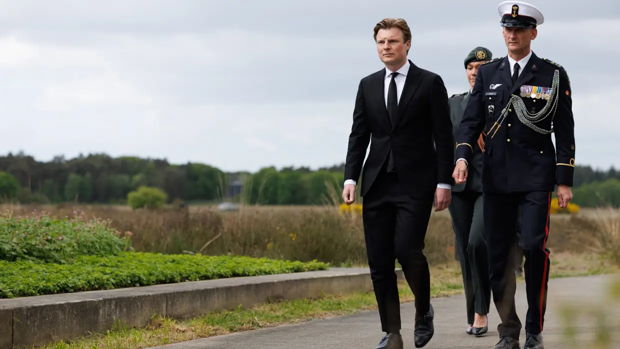 Defensieminister Ruben Brekelmans bij het Monument voor Gevallen Vliegers op de voormalige vliegbasis Soesterberg. 