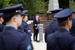 Minister Brekelmans spreekt op de voormalige vliegbasis Soesterberg.