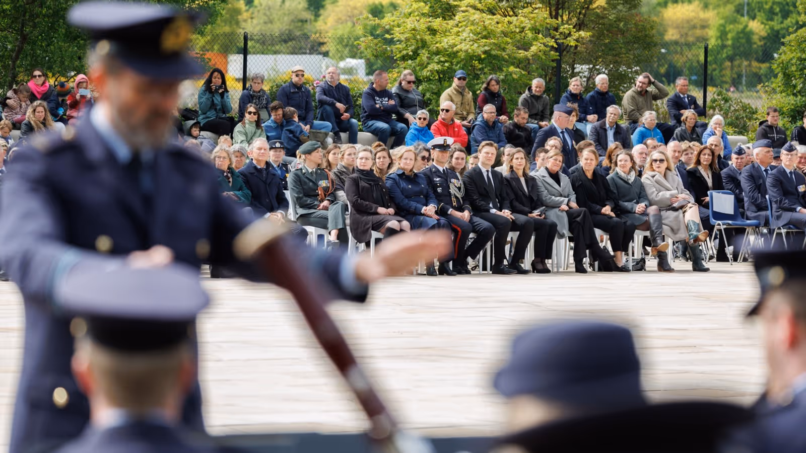Muziek tijdens de herdenking bij het Monument voor Gevallen Vliegers op de voormalige vliegbasis Soesterberg.