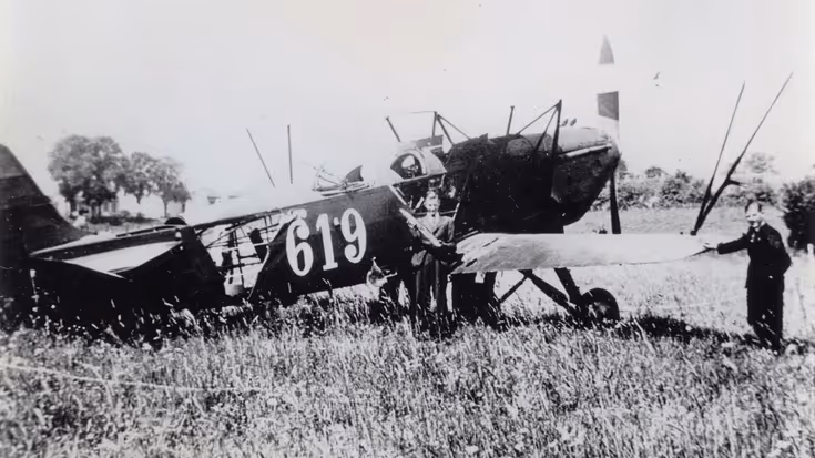 De Fokker C.5RR 619 na de noodlanding op 12 mei 1940 in de Nude tussen de Grebbeberg en Wageningen. Van Liempd werd snel na het uitstappen doodgeschoten. Eerste luitenant Theo Vrins werd krijgsgevangen gemaakt.
