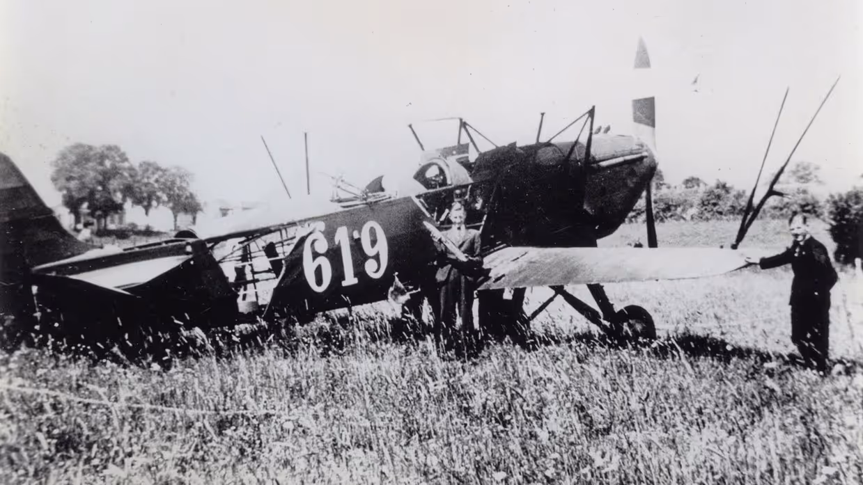 De Fokker C.5RR 619 na de noodlanding op 12 mei 1940 in de Nude tussen de Grebbeberg en Wageningen. Van Liempd werd snel na het uitstappen doodgeschoten. Eerste luitenant Theo Vrins werd krijgsgevangen gemaakt.
