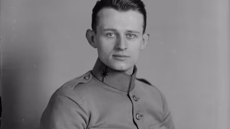 Foto van april 1930 van reserve sergeant-vlieger Tonnie van Liempd. Hij werd op 15 mei 1940 met zijn Fokker neergehaald en daarna door de Duitsers doodgeschoten.