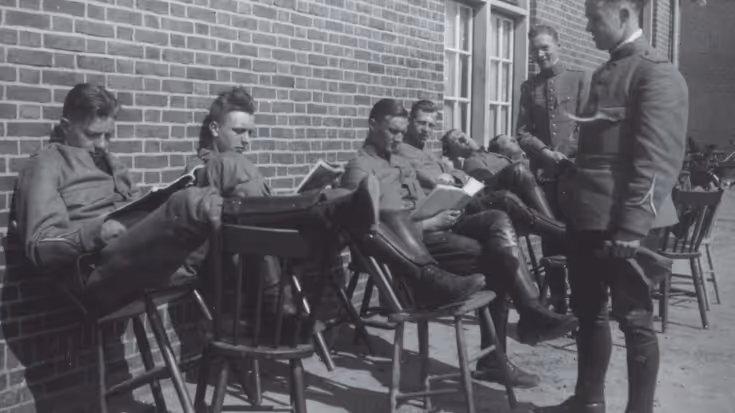 V.l.n.r: Vrins, Hellendoorn, Hendriks, Heijting; staand: Treffers en Swagerman bij een stenen barak in Soesterberg tijdens een mobilisatieperiode in de periode 1939-1940.