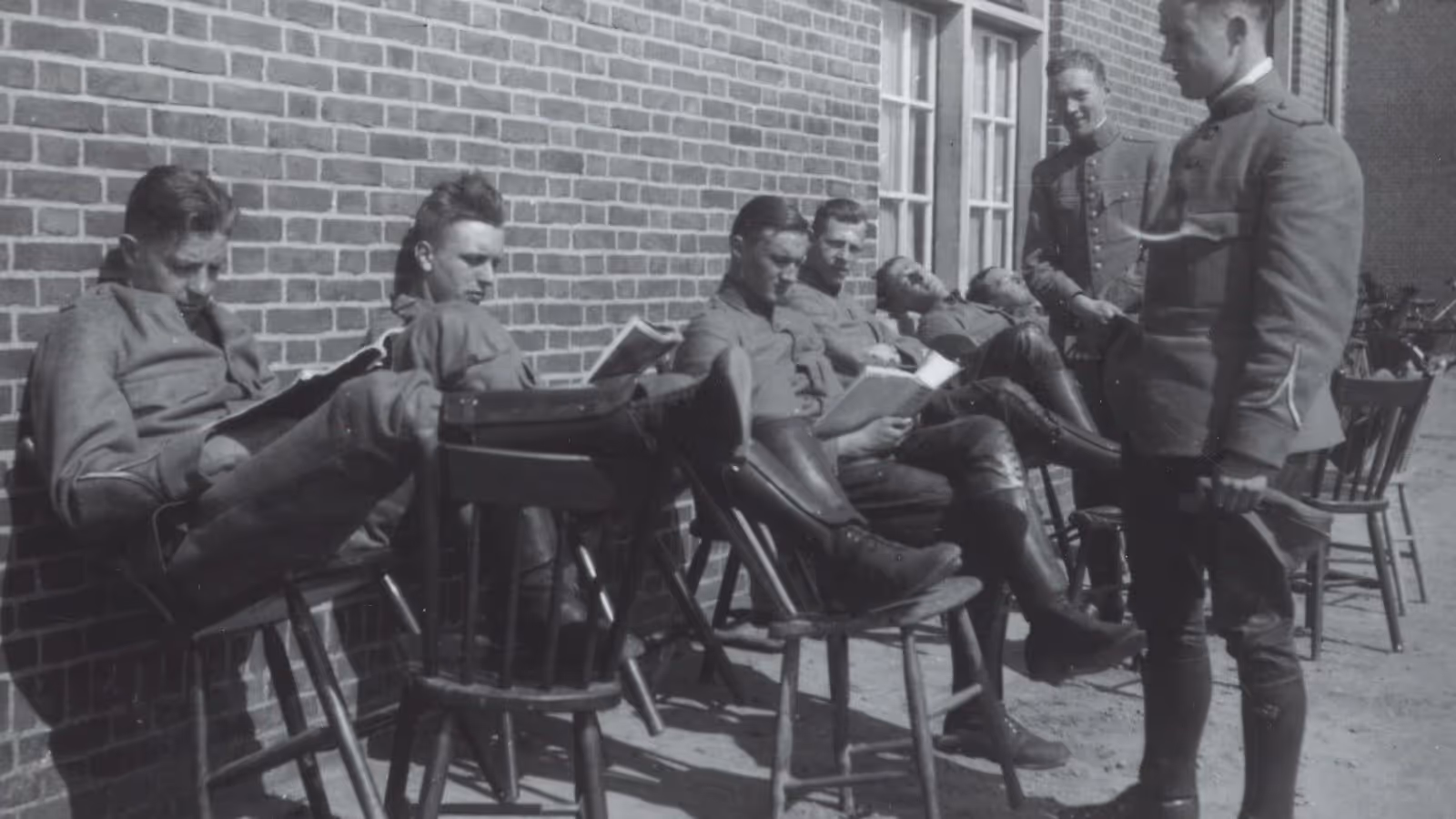 V.l.n.r: Vrins, Hellendoorn, Hendriks, Heijting; staand: Treffers en Swagerman bij een stenen barak in Soesterberg tijdens een mobilisatieperiode in de periode 1939-1940.