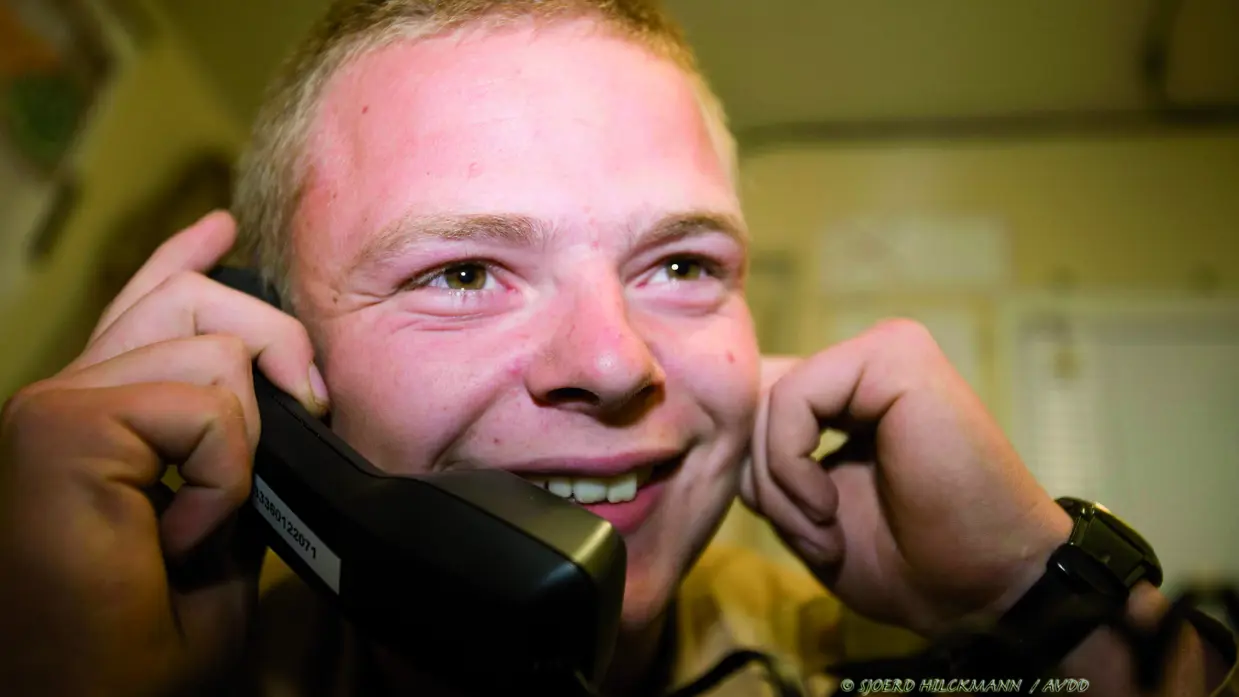 Militair op uitzending belt met thuis.