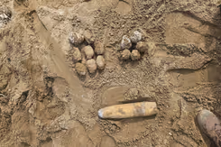 Projectielen liggen in het zand.