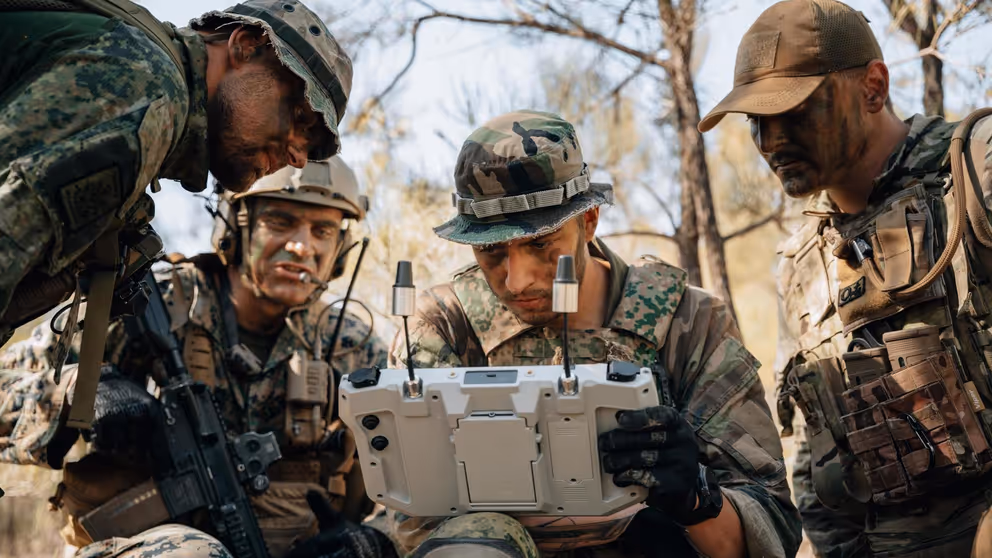 4 militairen testen een apparaat