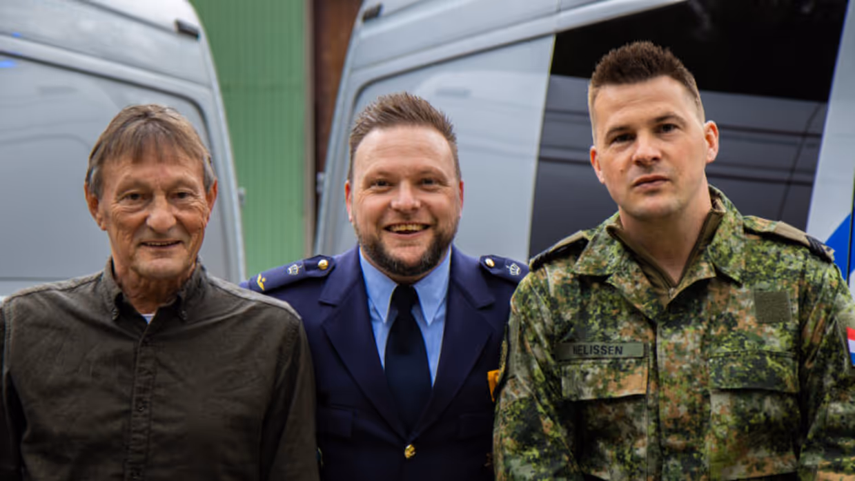 Tim poseert in zijn blauwe nette militaire pak te midden van zijn vader en zijn broer. Zijn broer draagt het gevechtstenue.&nbsp;