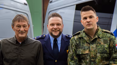 Tim poseert in zijn blauwe nette militaire pak te midden van zijn vader en zijn broer. Zijn broer draagt het gevechtstenue.&nbsp;