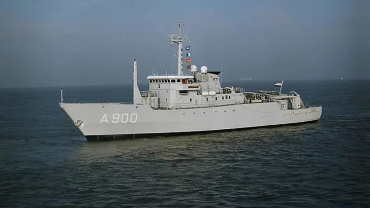 Zijaanzicht torpedowerkschip Zr.Ms. Mercuur met boegnummer A900..