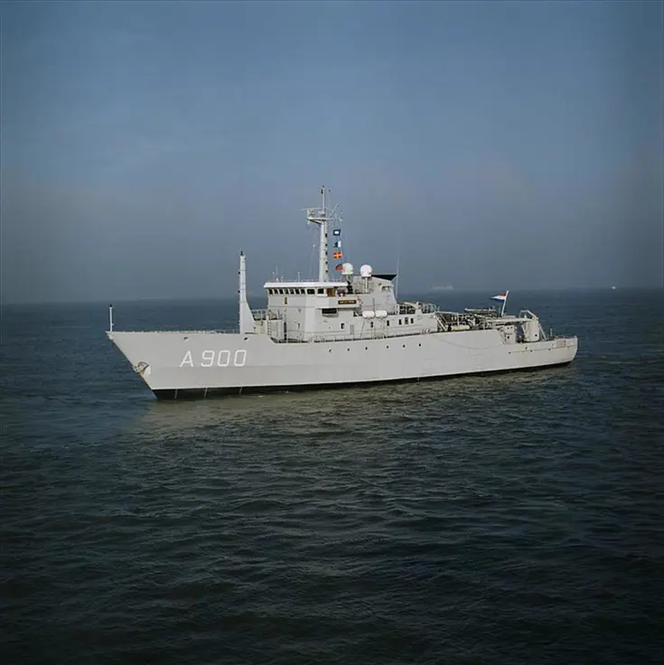 Zijaanzicht torpedowerkschip Zr.Ms. Mercuur met boegnummer A900..