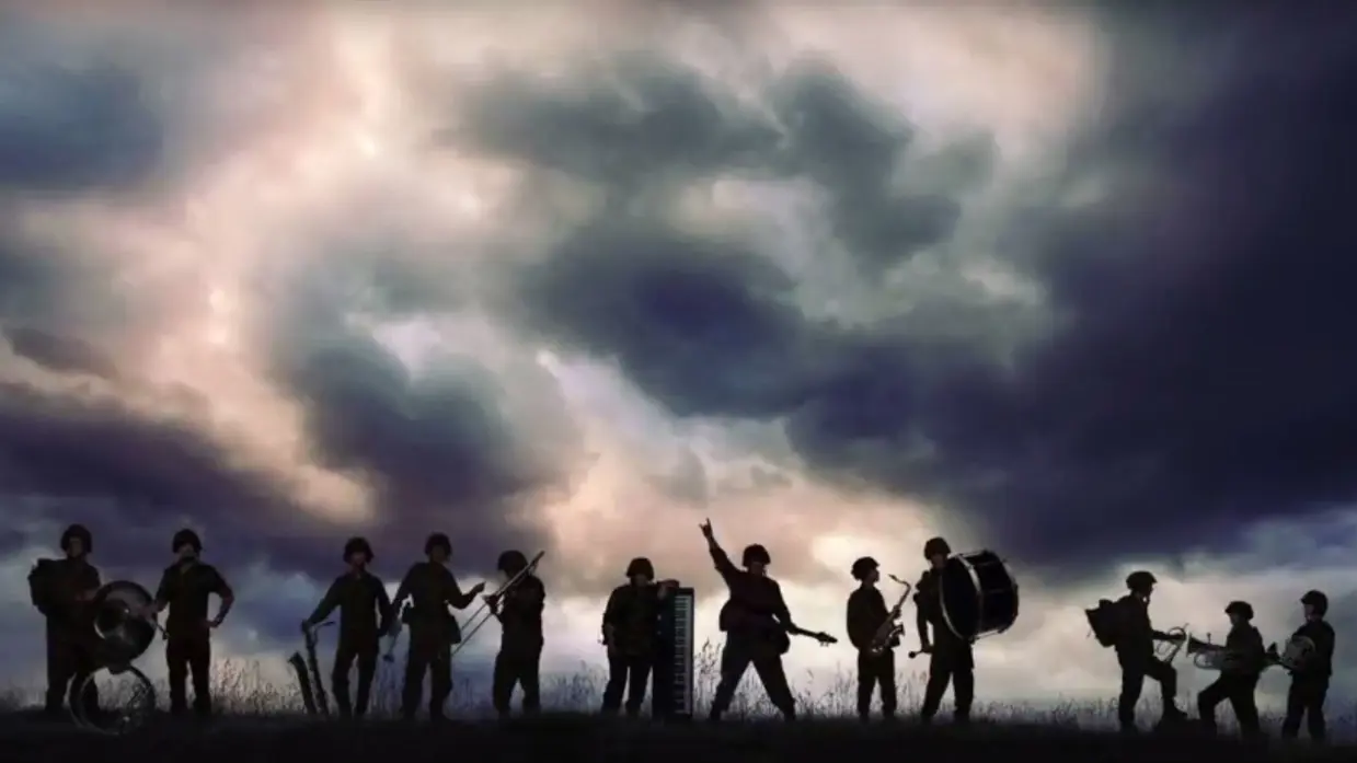 Militaire musici bij zonsondergang