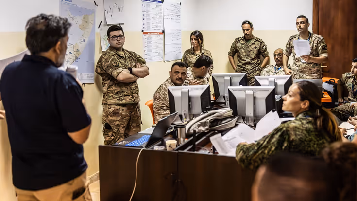 Nederlandse, Libanese en Jordaanse militairen in een trainingslokaal.