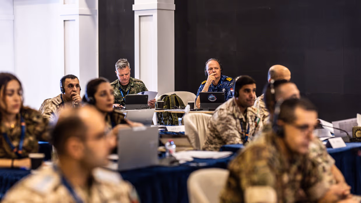 Nederlandse, Libanese en Jordaanse militairen in een trainingslokaal.