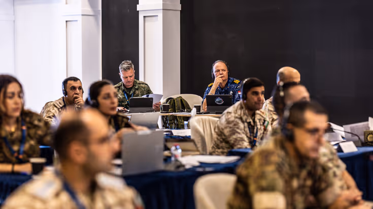 Nederlandse, Libanese en Jordaanse militairen in een trainingslokaal.