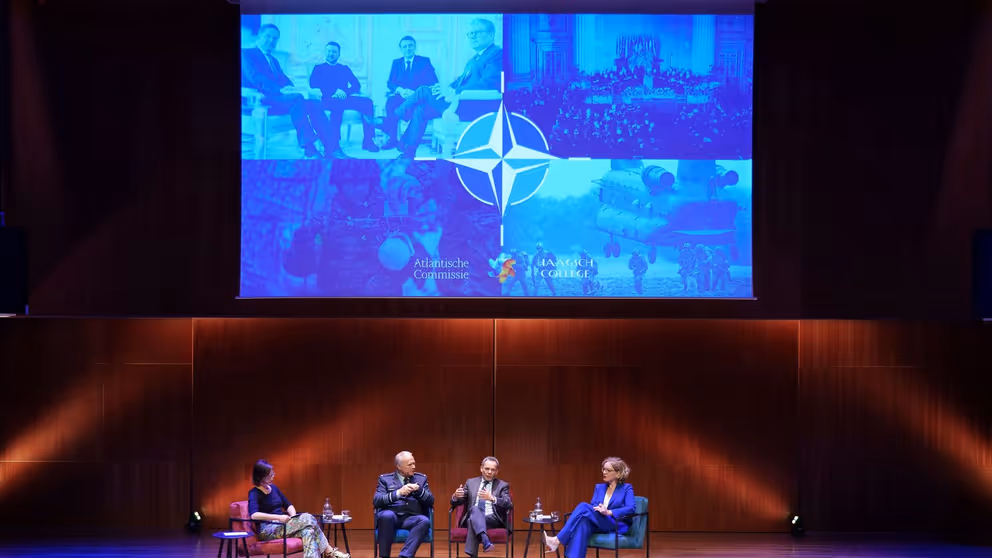Van links naar rechts: de gespreksleider, minister Veldkamp, generaal Eichelsheim en Beatrice de Graaf.