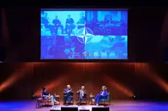 Van links naar rechts: de gespreksleider, minister Veldkamp, generaal Eichelsheim en Beatrice de Graaf.